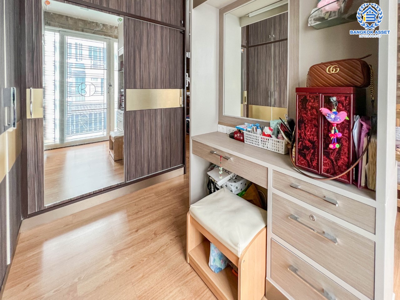 *****ทาวน์โฮมมือสองนนทบุรี ม.โกลเด้นทาวน์ ปิ่นเกล้า-จรัญฯ เนื้อที่ 22.6 ตร.ว. ฟังก์ชัน 5 นอน 4 น้ำ หน้ากว้าง 5 เมตร กว้างขวางอยู่สบาย บนทำเลชื่อมต่อหลายเส้นทาง ใกล้รถไฟฟ้าสายสีแดงอ่อน "สถานีบางบำหรุ" และ รถไฟฟ้าสายสีน้ำเงิน "สถานีบางอ้อ"